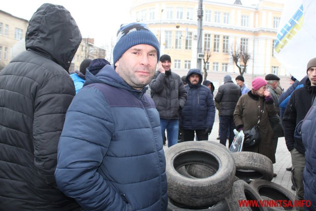 У Вінниці активісти ходили з протестом до ОДА. Шини так і не запалили, але залишили після себе недопалки