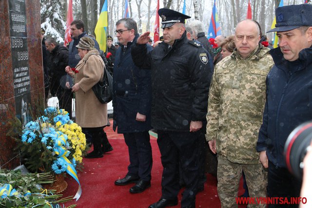 «Часто сняться ті жахіття»: У Вінниці афганці несли квіти до обеліску загиблим побратимам. Фоторепортаж - фото 22