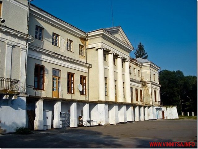 Пам’ятку архітектури на Вінниччині обшили пінопластом? Ремонт колишнього маєтку привернув увагу - фото 7