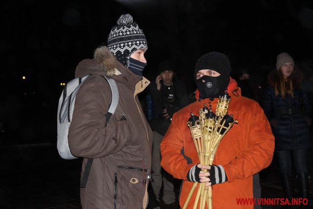 Двома смолоскипними маршами вінничани вшанували пам'ять героїв Крут - фото 2