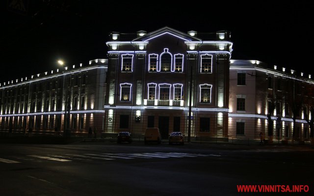 Як замок. Столітню школу у центрі Вінниці прикрасили підсвіткою. Фоторепортаж - фото 12