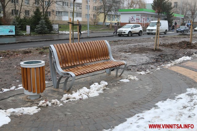 У Вінниці на Космонавтів поставили частину лавочок і завезли вуличні меблі. Фоторепортаж - фото 17