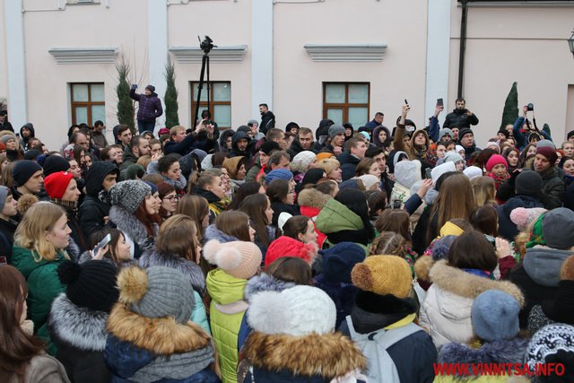 В центрі Вінниці понад 400 людей одночасно заспівали «Щедрик». Фото і відео - фото 11