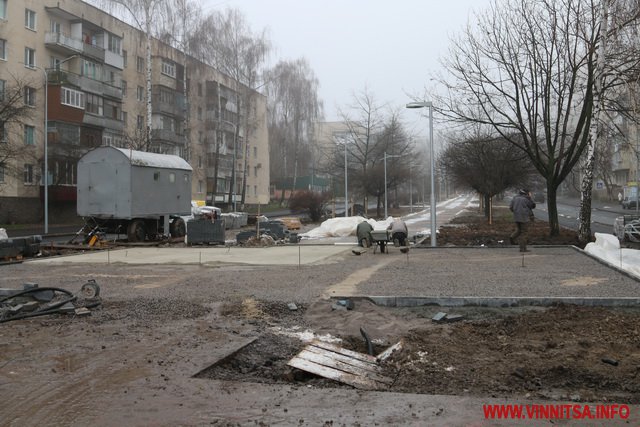 У Вінниці на Космонавтів поставили частину лавочок і завезли вуличні меблі. Фоторепортаж - фото 26