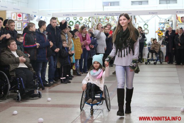 Танок на візках та вироби hand-made: у Вінниці відкрили ювілейну виставку новорічних подарунків «Руками створена краса» - фото 2