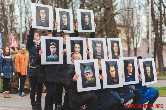 У День Гідності і Свободи вінничани вшанували пам’ять полеглих героїв АТО і Небесної Сотні. Фото - фото 7