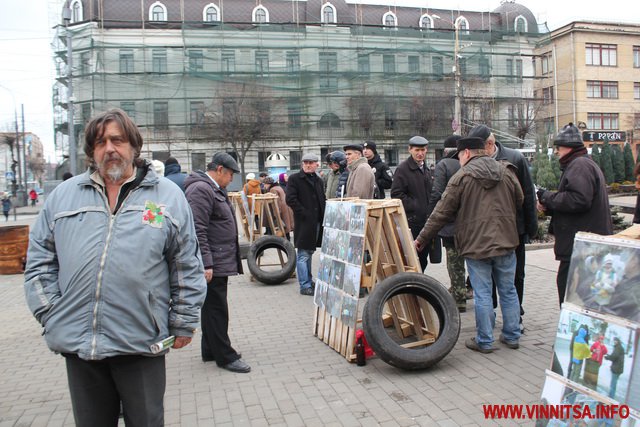 Річниця Революції Гідності у Вінниці: фотографії, шини, металеві бочки і спогади - фото 4