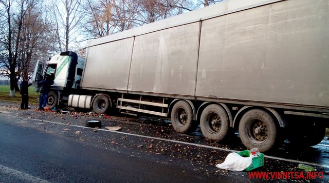 На Вінниччині мікроавтобус зіткнувся з вантажівкою: один загиблий, двоє  в лікарні