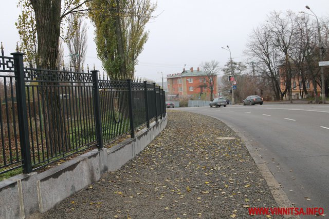 Паркан навколо Центрального парку прикрасили кованими деревами. Фоторепортаж з будівництва - фото 14