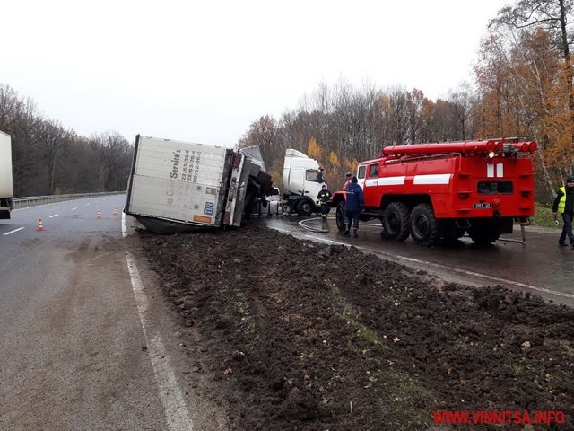 На Вінниччині посеред дороги розірвало фуру з яблуками - фото 2