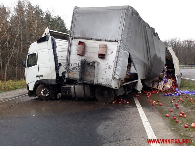 На Вінниччині посеред дороги розірвало фуру з яблуками - фото 3