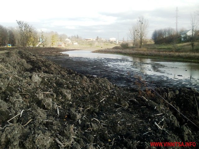 Біля Вінниці чистять русло річки Чапелька, щоб відновити водойму. Фото - фото 5