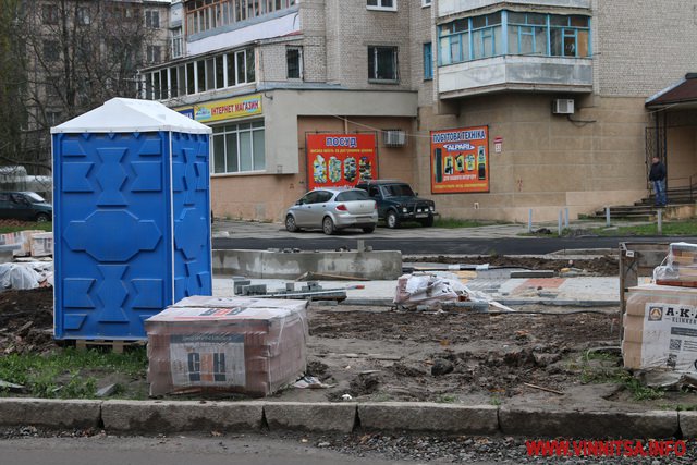 На проспекті Космонавтів змонтували основу арки та встановили ліхтарі. Фоторепортаж - фото 11