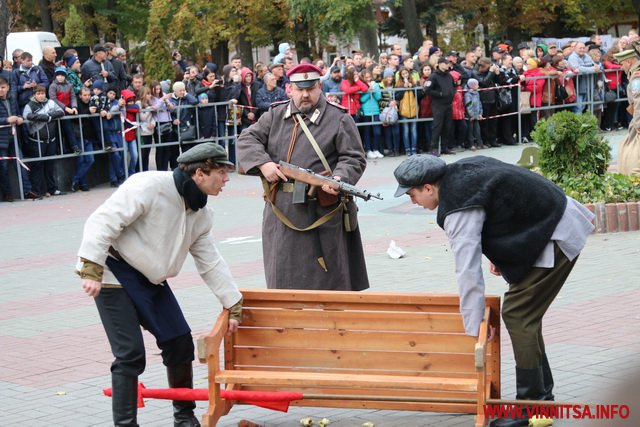 Історичний бій у Вінниці: панцерник, гармати та крики «поранених». Фото і відео - фото 4