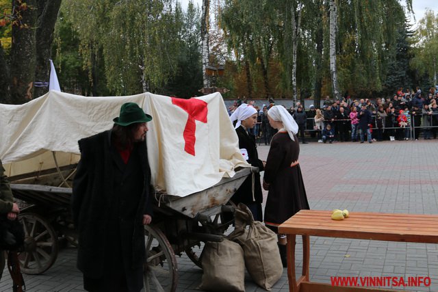 Історичний бій у Вінниці: панцерник, гармати та крики «поранених». Фото і відео - фото 40