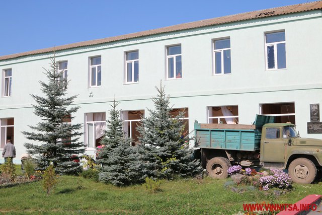 Від вибухів повилітали вікна і обсипалася стеля. Фоторепортаж із школи в Павлівці - фото 9