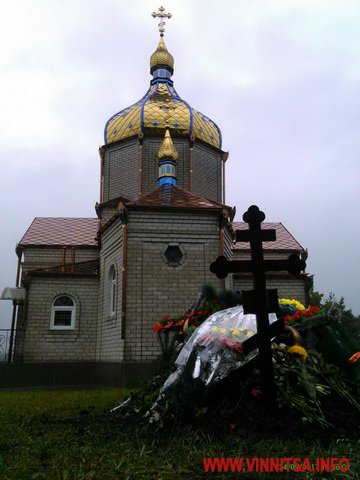 Священика, який загинув в ДТП на Вінниччині, поховали біля храму на його колишній парафії - фото 8