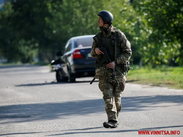 Розтрощені хати, побиті вікна і снаряди. Фото руйнувань у селах поблизу палаючих складів - фото 30