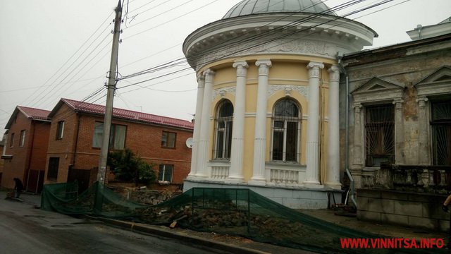 У Вінниці навколо 100-літнього будинку Петлюри зняли паркан. Фото