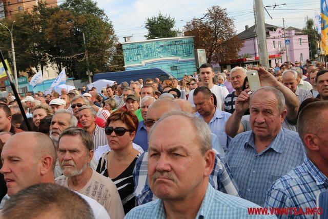 У Вінниці Саакашвілі зустріли з вигуками «Ганьба» і «Дякуємо». Фото - фото 36