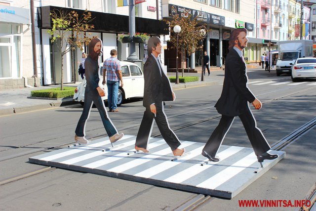 У Вінниці відкрили новий сквер з силуетами гурту Beatles. Фоторепортаж - фото 5