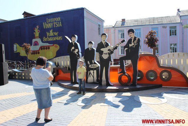 У Вінниці відкрили новий сквер з силуетами гурту Beatles. Фоторепортаж - фото 6