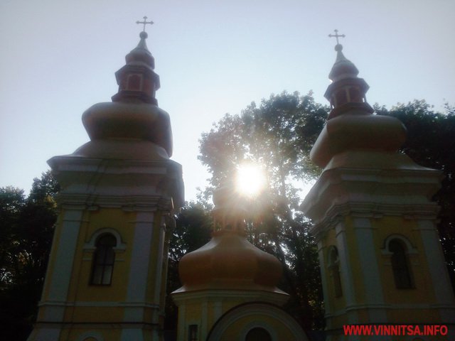 Міні-вікна, дерева і чоловічки. В парку відкрили 12 зменшених копій відомих пам’яток Вінниці. Фоторепортаж - фото 13