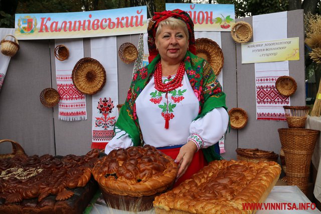 Колоритний фестиваль у Центральному парку Вінниці: сотні короваїв, вишиванки і дідухи. Фоторепортаж - фото 10