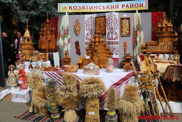 Колоритний фестиваль у Центральному парку Вінниці: сотні короваїв, вишиванки і дідухи. Фоторепортаж - фото 20