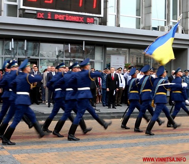 У Вінниці кіборг і учениця 7-го ліцею урочисто підняли державний прапор. Фоторепортаж - фото 27