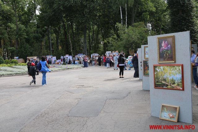 Колоритний фестиваль у Центральному парку Вінниці: сотні короваїв, вишиванки і дідухи. Фоторепортаж - фото 56