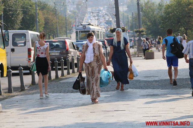 Яблучний Спас у Вінниці: городяни освячують фрукти, мед та пиріжки. Фоторепортaж - фото 8