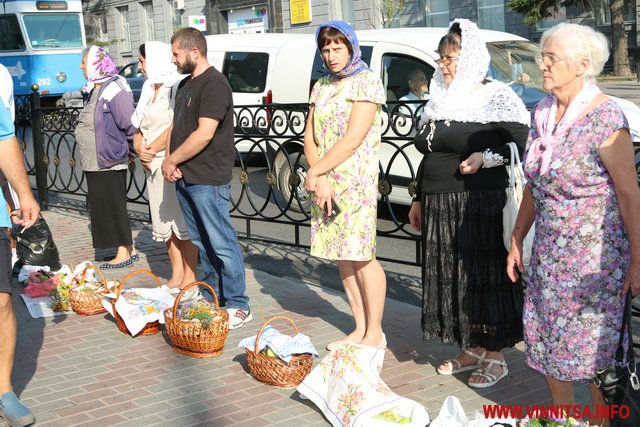 Яблучний Спас у Вінниці: городяни освячують фрукти, мед та пиріжки. Фоторепортaж - фото 11