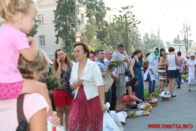 Яблучний Спас у Вінниці: городяни освячують фрукти, мед та пиріжки. Фоторепортaж - фото 13