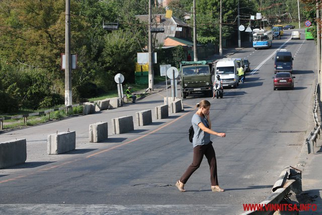 У Вінниці біля Київського мосту стоять світлофори, транспорт їздить «по черзі». Фото і відео - фото 7