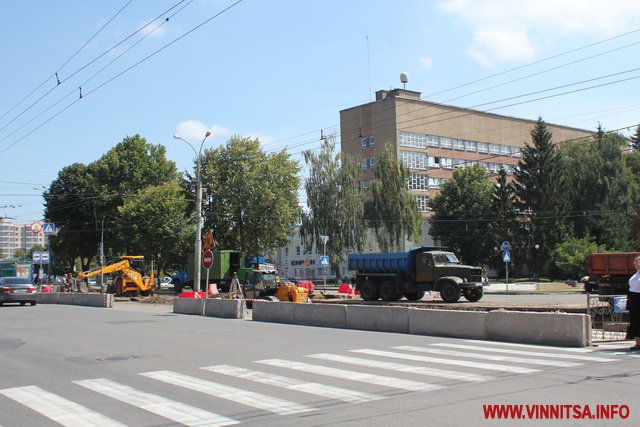 Частину 600-річчя перекрили через реконструкцію трамвайних колій. Фоторепортаж - фото 9