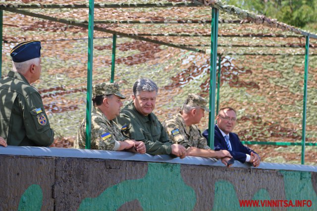 Шоу в небі: під Вінницею кружляли військові літаки і стрибали парашутисти. Фоторепортаж