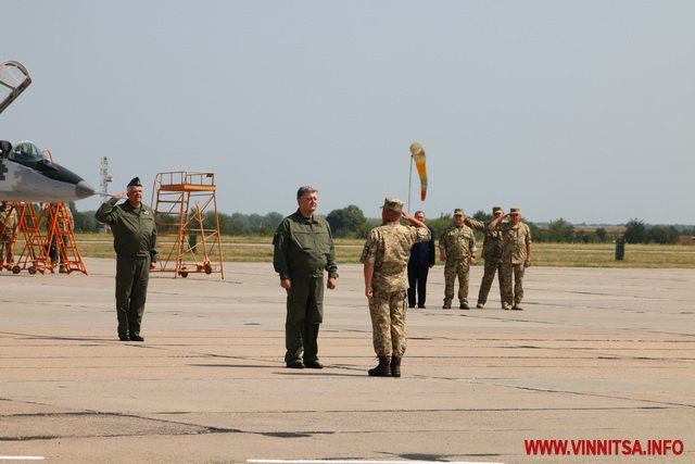 Порошенко прилетів у Вінницю на Міг-29: вручив нагороди і державні прапори військовим Повітряних Сил. Фоторепортаж - фото 4