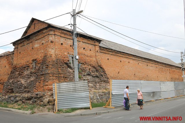 Частину вінницьких «Мурів» огородили парканом – стартувала реставрація