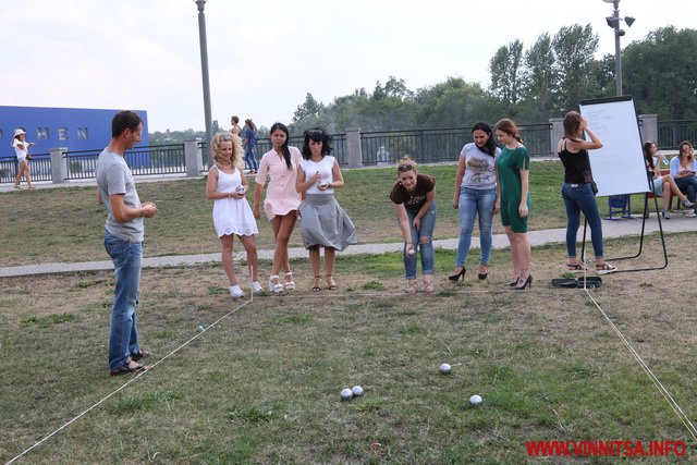 У Вінниці дівчата в коротких сукнях та на підборах грали у петанк. Фоторепортаж - фото 20