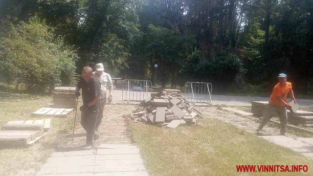 У Вінниці на «Алеї закоханих» зривають тротуар. Фото