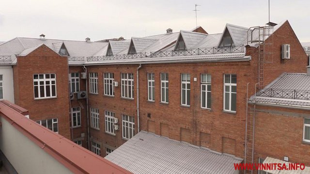 У Вінниці чоловік намагався покінчити життя самогубством стрибнувши з даху Нацбанку - фото 3