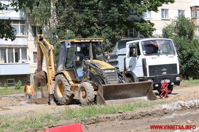 Реконструкція проспекту Космонавтів: нова велодоріжка і пеньки від кленів. Фоторепортаж - фото 16