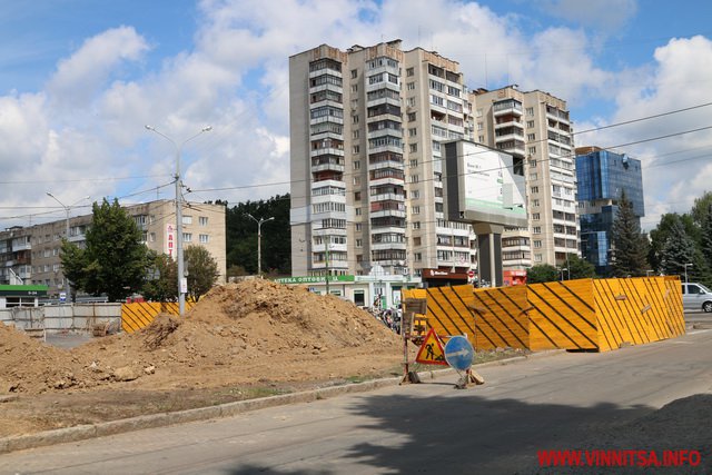 Реконструкція проспекту Космонавтів: нова велодоріжка і пеньки від кленів. Фоторепортаж - фото 24