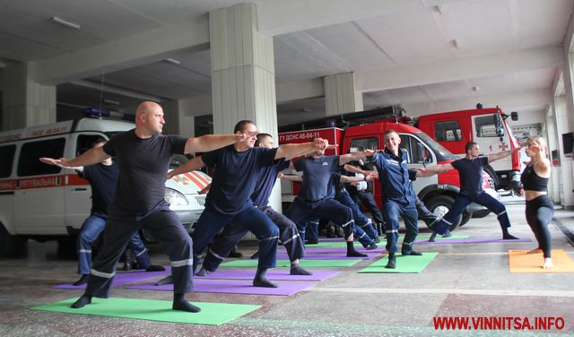 У Вінниці рятувальники під час чергувань займаються йогою. Фоторепортаж - фото 9