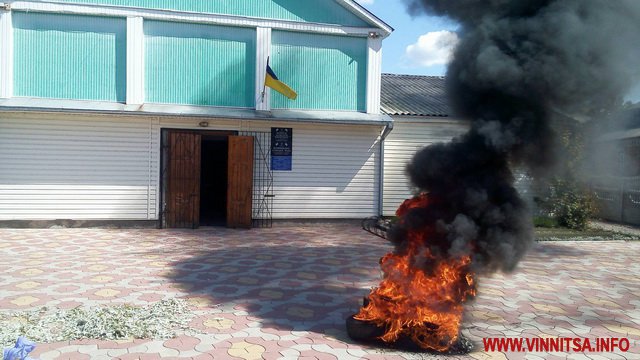 На Вінниччині штурмували сільраду і запалили шини. Причина конфлікту - земля, що належала загиблому АТО-вцю - фото 2