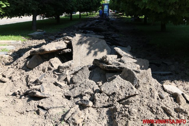 На проспекті Космонавтів забрали кіоски і зірвали частину тротуару. Фоторепортаж - фото 9