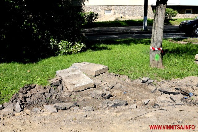 На проспекті Космонавтів забрали кіоски і зірвали частину тротуару. Фоторепортаж - фото 16