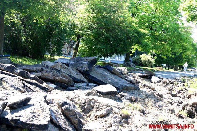 На проспекті Космонавтів забрали кіоски і зірвали частину тротуару. Фоторепортаж - фото 17