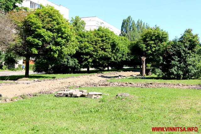 На проспекті Космонавтів забрали кіоски і зірвали частину тротуару. Фоторепортаж - фото 19